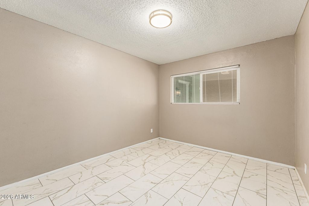Image 16 of property listing at 4243 W TUCKEY Lane, Phoenix, AZ 85019
