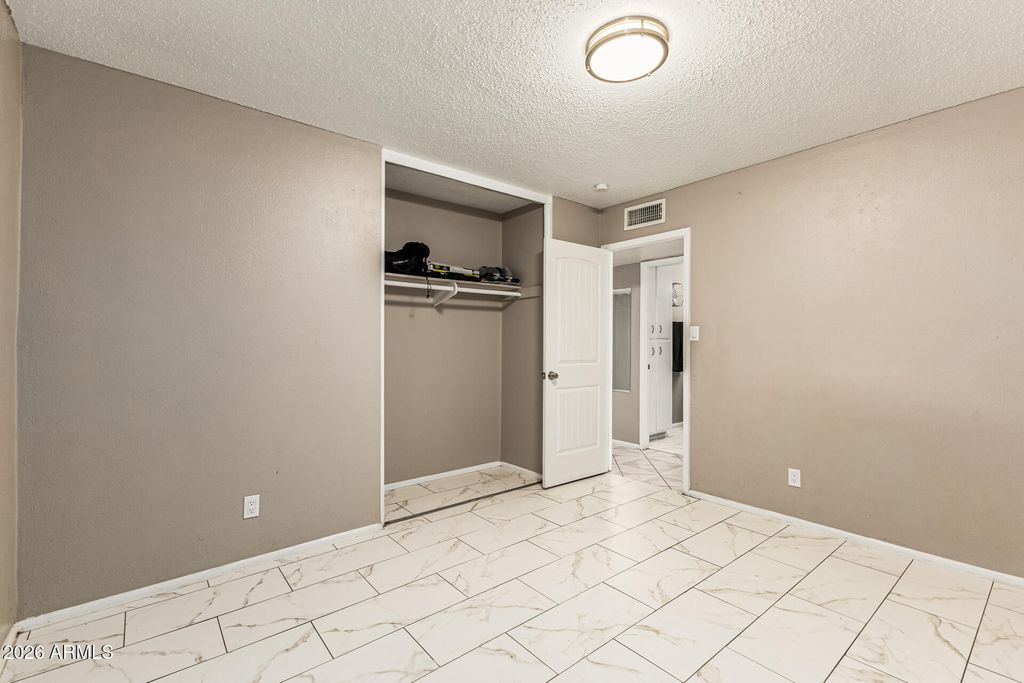 Image 17 of property listing at 4243 W TUCKEY Lane, Phoenix, AZ 85019