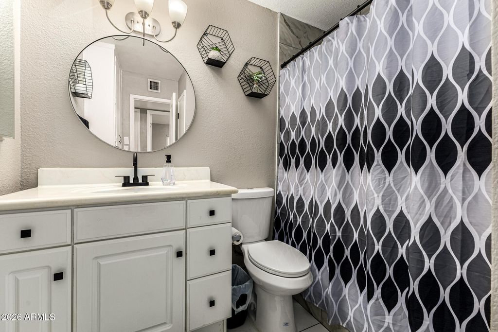 Image 18 of property listing at 4243 W TUCKEY Lane, Phoenix, AZ 85019