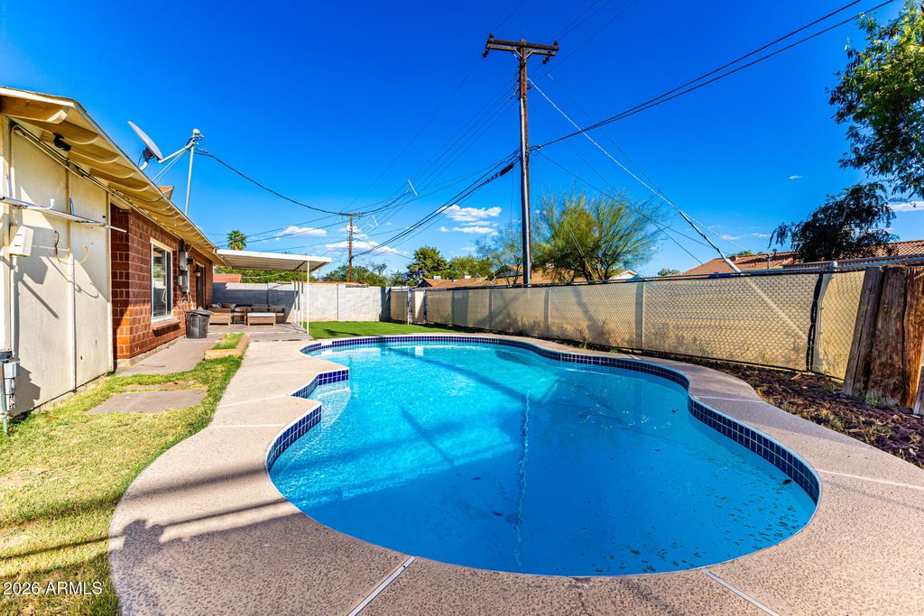 Image 25 of property listing at 4243 W TUCKEY Lane, Phoenix, AZ 85019