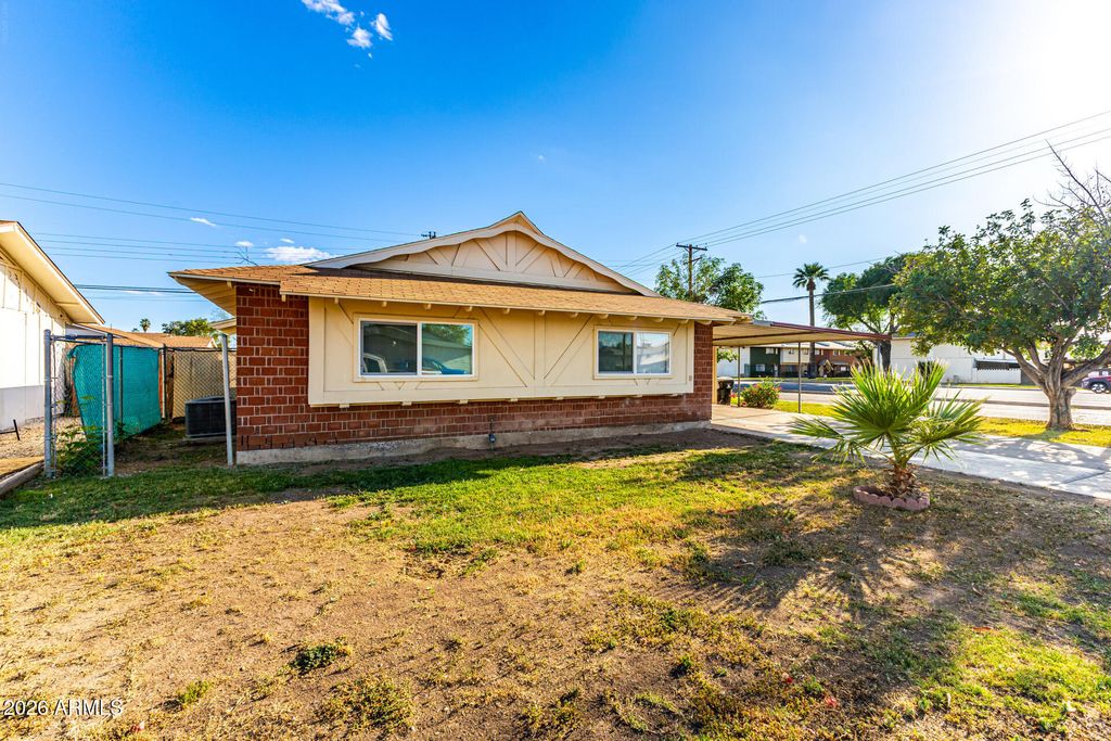 Image 3 of property listing at 4243 W TUCKEY Lane, Phoenix, AZ 85019