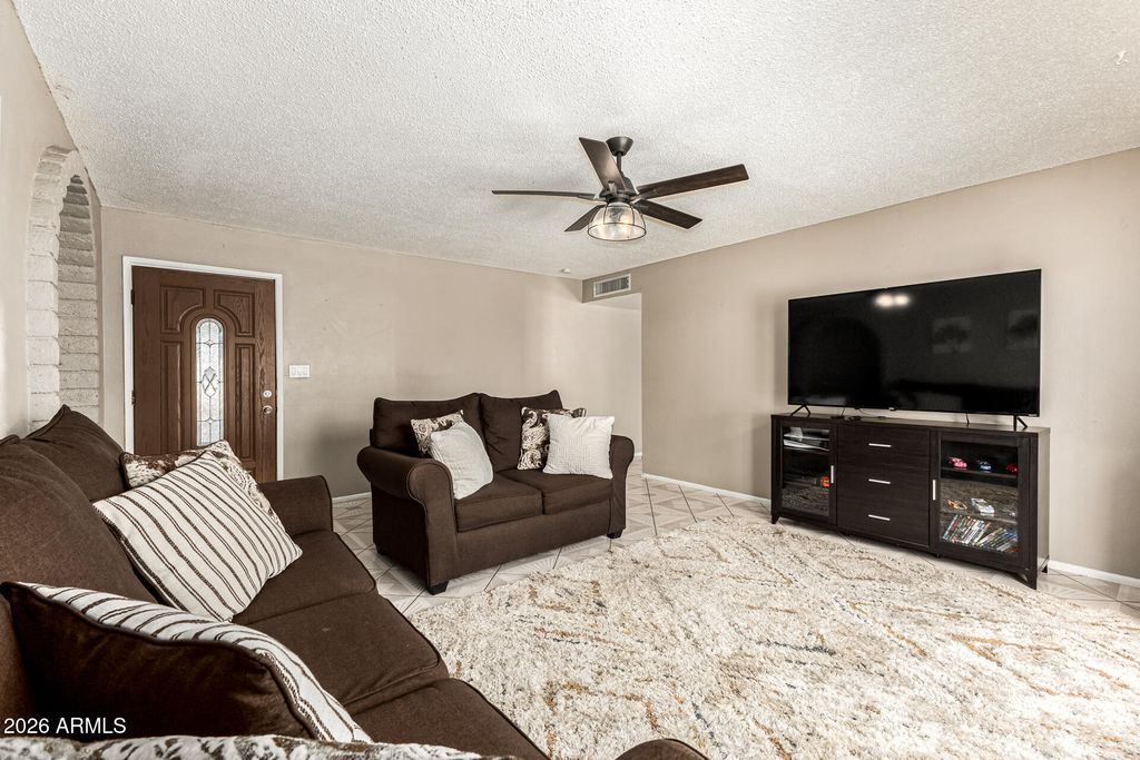 Image 5 of property listing at 4243 W TUCKEY Lane, Phoenix, AZ 85019