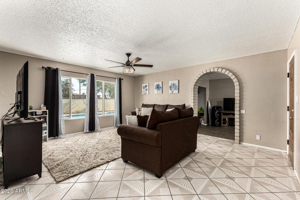 Image 7 of property listing at 4243 W TUCKEY Lane, Phoenix, AZ 85019