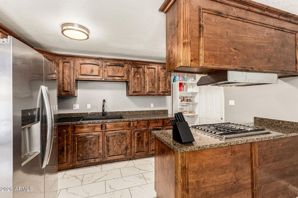 Image 8 of property listing at 4243 W TUCKEY Lane, Phoenix, AZ 85019