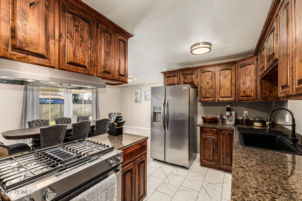 Image 9 of property listing at 4243 W TUCKEY Lane, Phoenix, AZ 85019