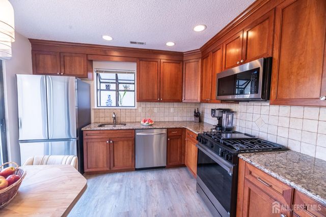 21 Carriage Place, Edison, NJ 08820