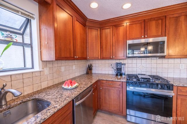 21 Carriage Place, Edison, NJ 08820