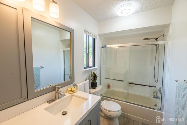21 Carriage Place, Edison, NJ 08820