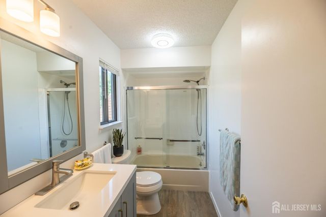 21 Carriage Place, Edison, NJ 08820