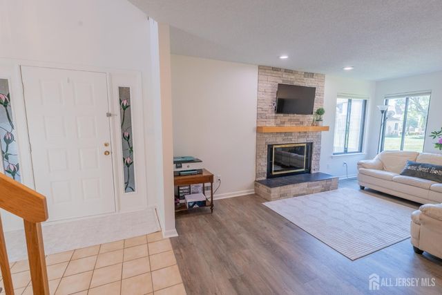 21 Carriage Place, Edison, NJ 08820