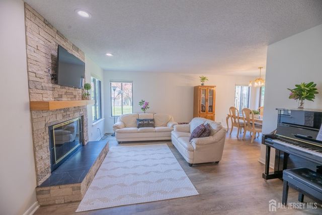 21 Carriage Place, Edison, NJ 08820