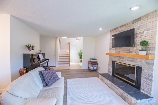 21 Carriage Place, Edison, NJ 08820