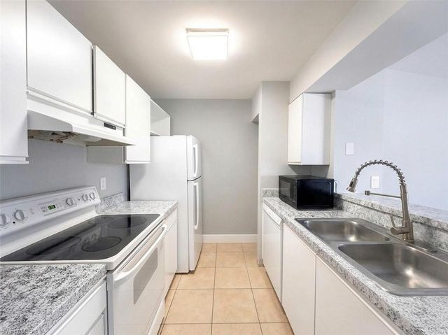 150 Santa Clara DR 7, Naples, FL 34104