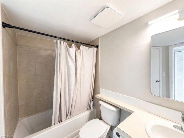 150 Santa Clara DR 7, Naples, FL 34104