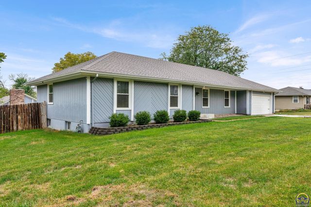 2205 NW Kendall DR, Topeka, KS 66618