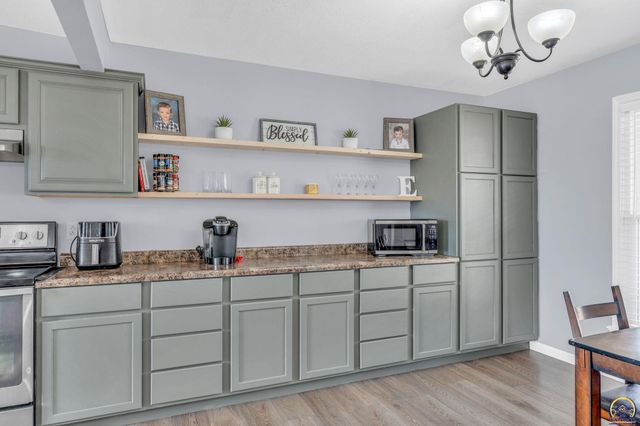 2205 NW Kendall DR, Topeka, KS 66618