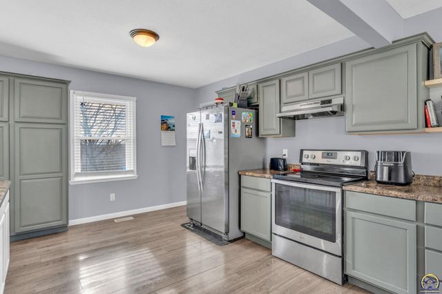 2205 NW Kendall DR, Topeka, KS 66618