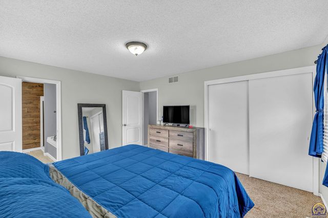 2205 NW Kendall DR, Topeka, KS 66618