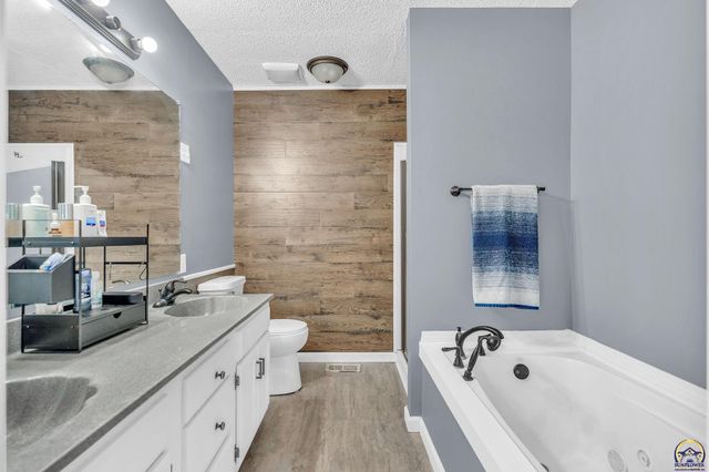 2205 NW Kendall DR, Topeka, KS 66618