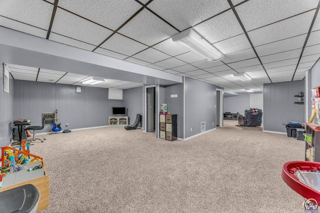 2205 NW Kendall DR, Topeka, KS 66618