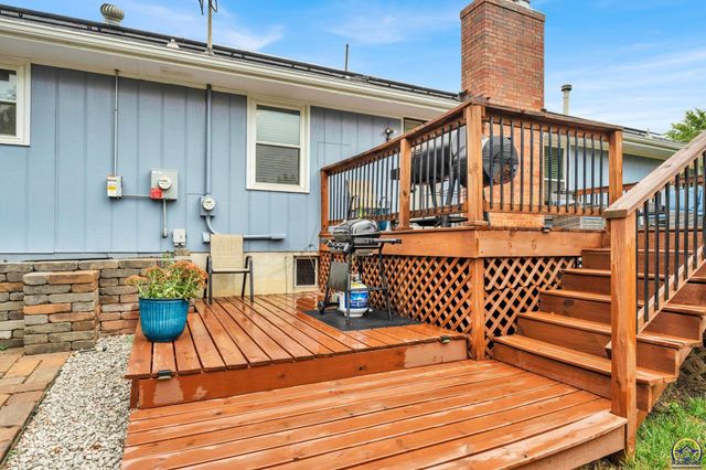 2205 NW Kendall DR, Topeka, KS 66618