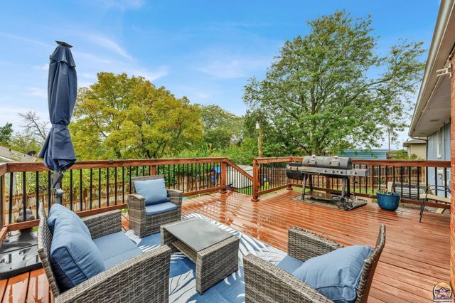 2205 NW Kendall DR, Topeka, KS 66618