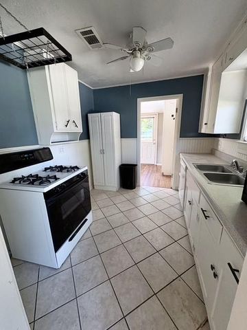 732 4th Street, Sealy, TX 77474