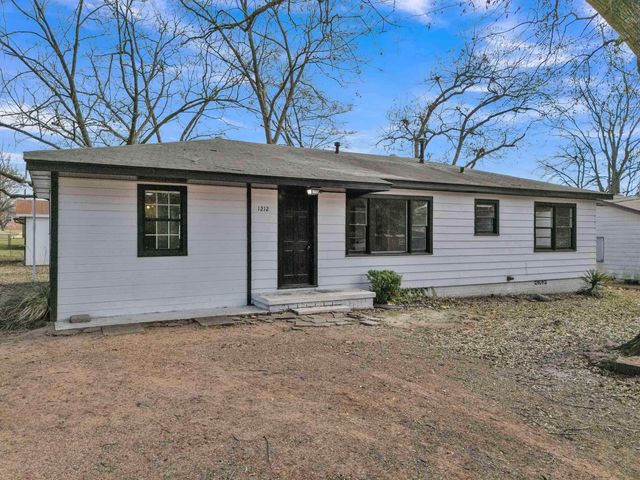 1212 N Edwards St., Gladewater, TX 75647