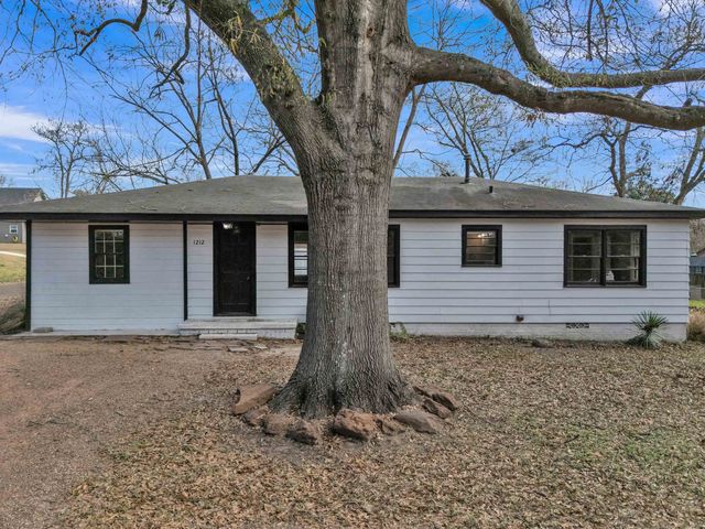 1212 N Edwards St., Gladewater, TX 75647