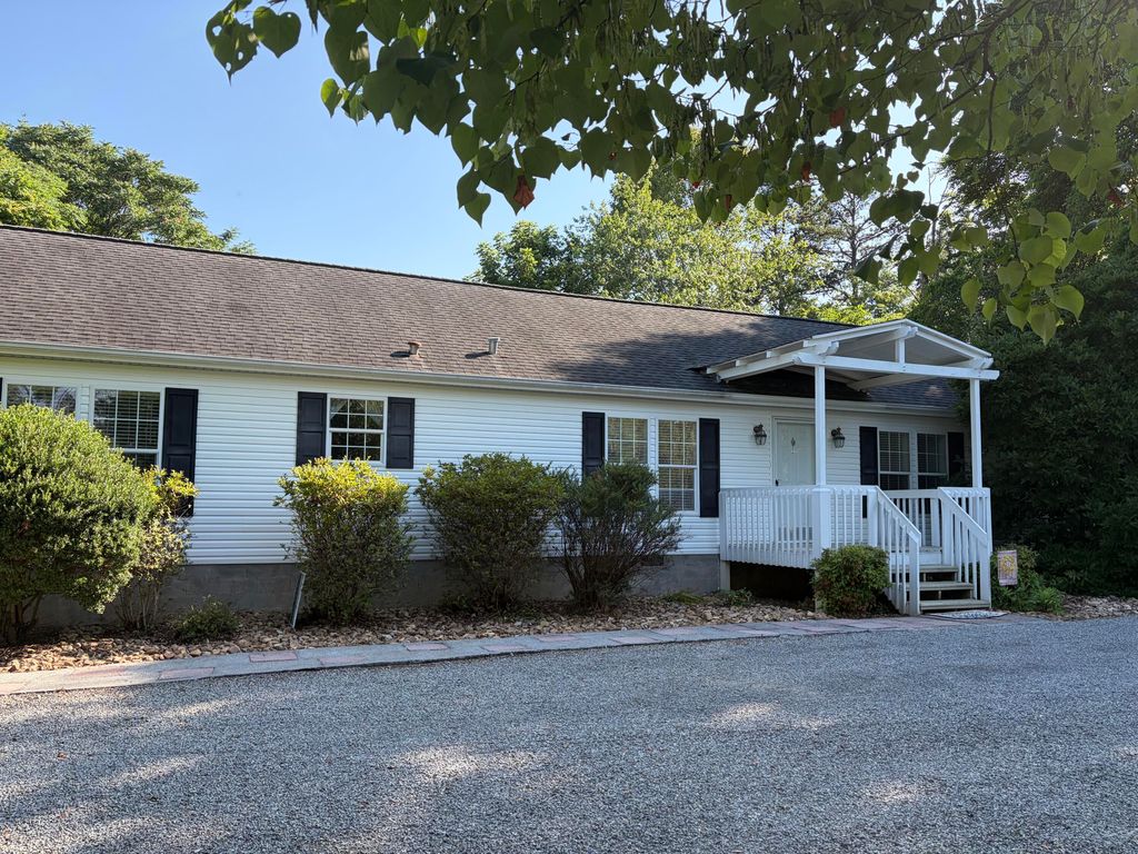 100 River Creek RD, Wirtz, VA 24184