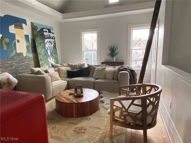 1009 Kenilworth Avenue, Cleveland, OH 44113