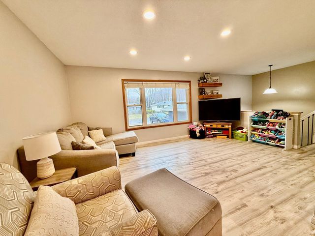 243 Edgeview Drive, Rollingstone, MN 55969