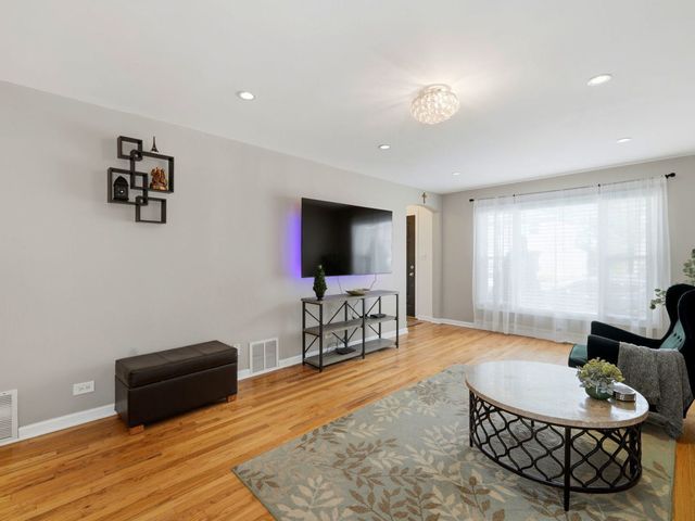 3708 N Pacific Avenue, Chicago, IL 60634