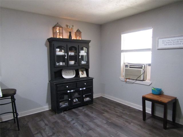 101 N Meadowbrook Drive, Overton, TX 75684