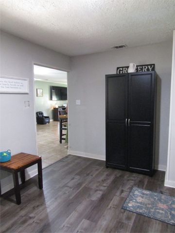 101 N Meadowbrook Drive, Overton, TX 75684