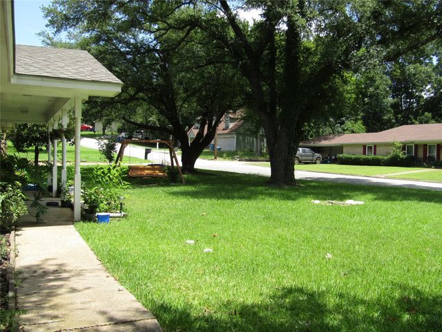 101 N Meadowbrook Drive, Overton, TX 75684