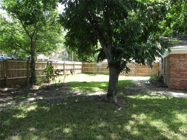 101 N Meadowbrook Drive, Overton, TX 75684