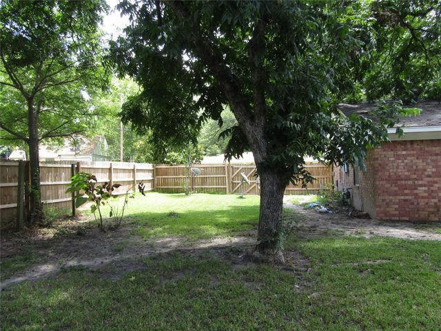 101 N Meadowbrook Drive, Overton, TX 75684