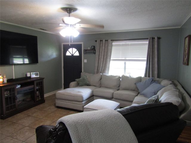 101 N Meadowbrook Drive, Overton, TX 75684