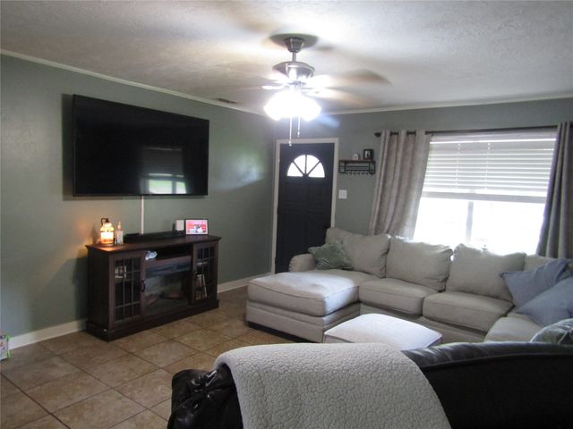 101 N Meadowbrook Drive, Overton, TX 75684