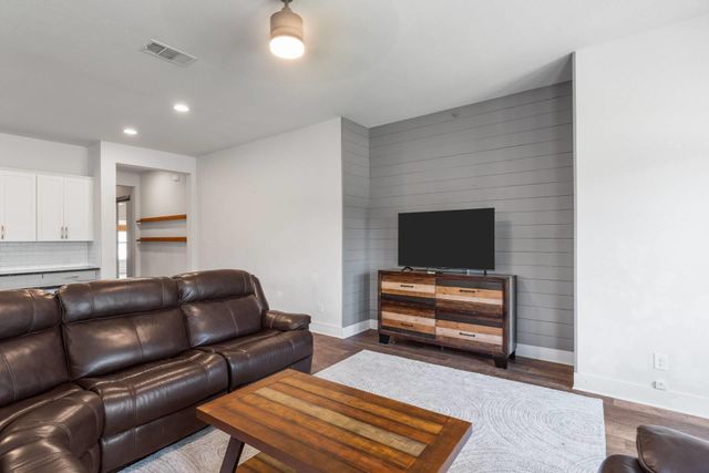 111 Brookside ST, Hutto, TX 78634