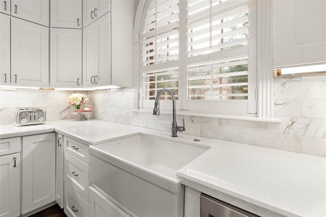 6 Steepbank Drive, The Woodlands, TX 77381