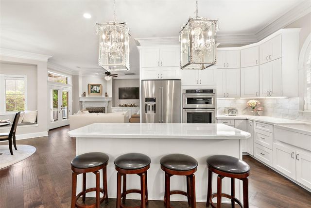 6 Steepbank Drive, The Woodlands, TX 77381