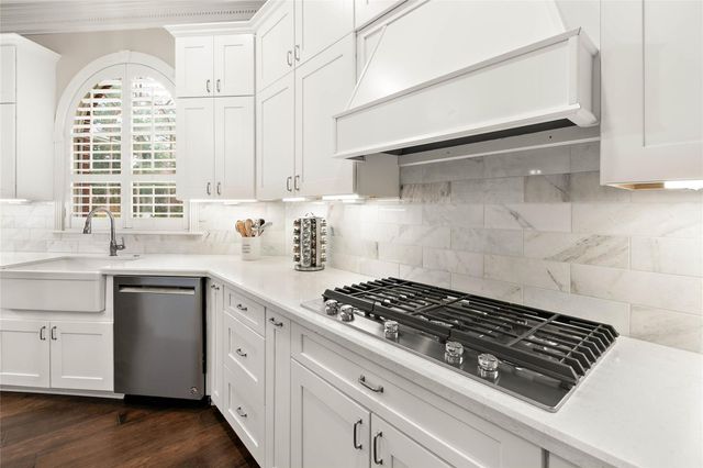 6 Steepbank Drive, The Woodlands, TX 77381