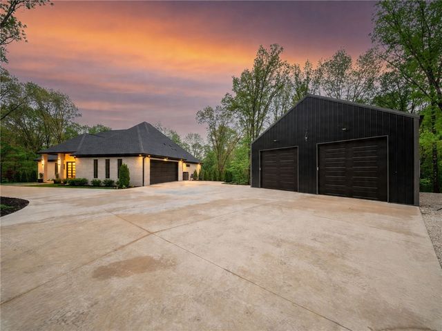 13886 Dartmoor Road, Bentonville, AR 72712