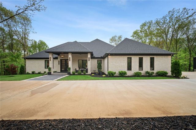 13886 Dartmoor Road, Bentonville, AR 72712