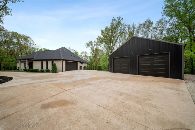 13886 Dartmoor Road, Bentonville, AR 72712