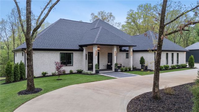13886 Dartmoor Road, Bentonville, AR 72712