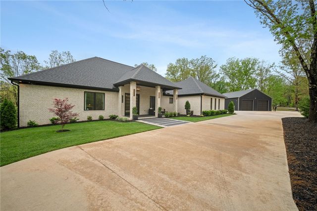13886 Dartmoor Road, Bentonville, AR 72712
