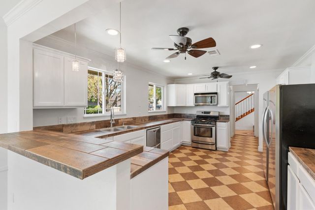 1006 W Benjamin Holt Dr, Stockton, CA 95207